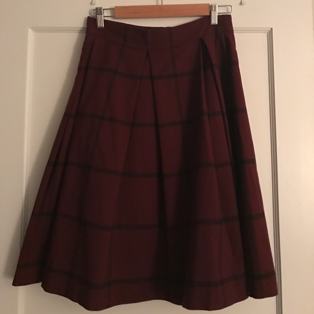 Banana Republic.Red & black stripped skirt.Size 4.